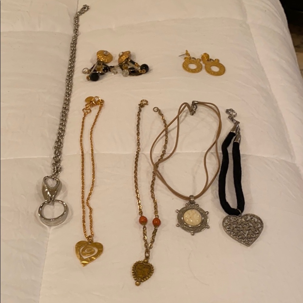 Costume jewelry lot- each piece like new condition